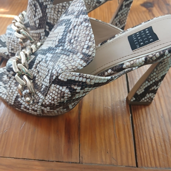 White House Black Market White Brown W/ Gold Chain Snakeskin Mule Heels Sz 6.5 - Picture 7 of 16